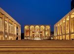 Линкольн-центр (Lincoln Center) — центр музыкальной культуры Нью-Йорка. На переднем плане Метрополитен-опера